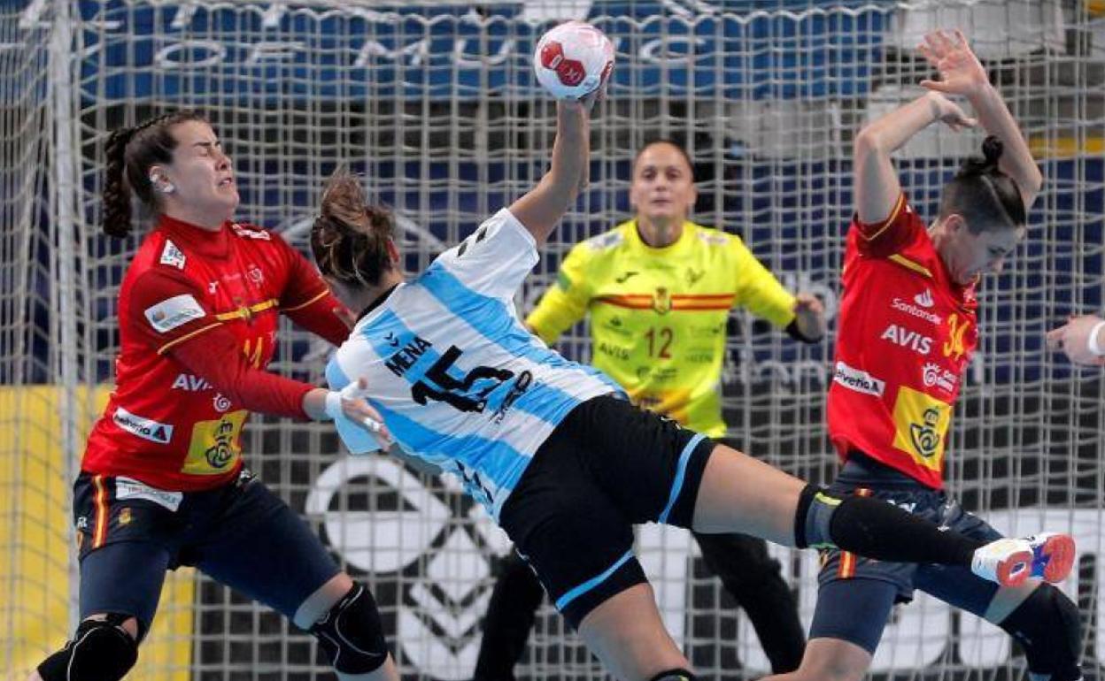 Ainhoa Hernández, a la izquierda, tratando de frenar un disparo de una rival argentina. 