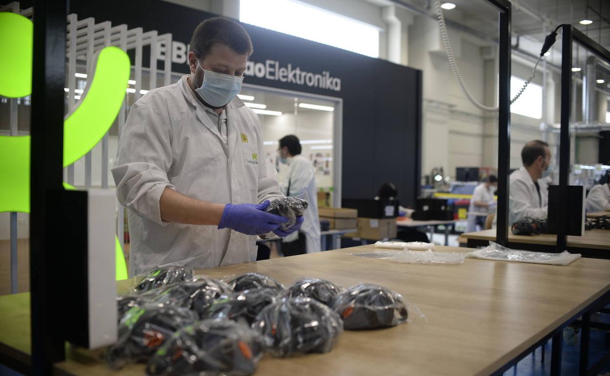 Empleado en el centro de Lantegi Batuak de Sestao. 