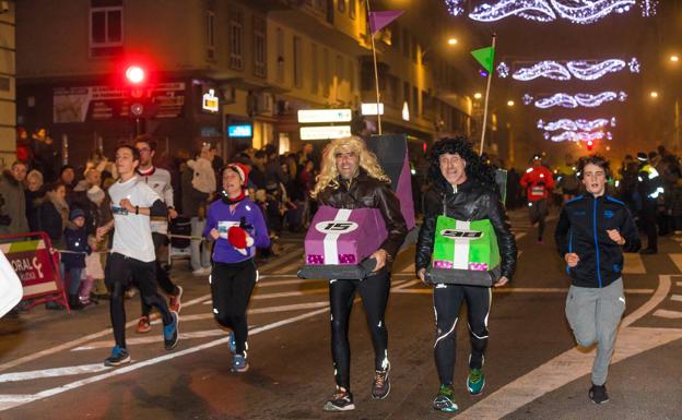 La San Silvestre, ya suspendida en 2020, congrega alrededor de 3.000 participantes en un ambiente festivo. 