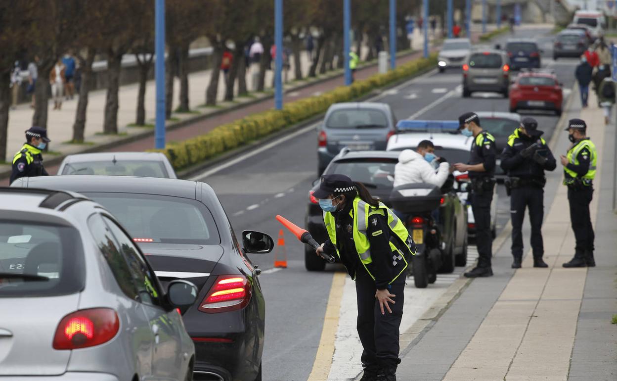 Agentes de la Policia Local de Getxo durante un control de movilidad a la entrada del Puerto Deportivo de Getxo.