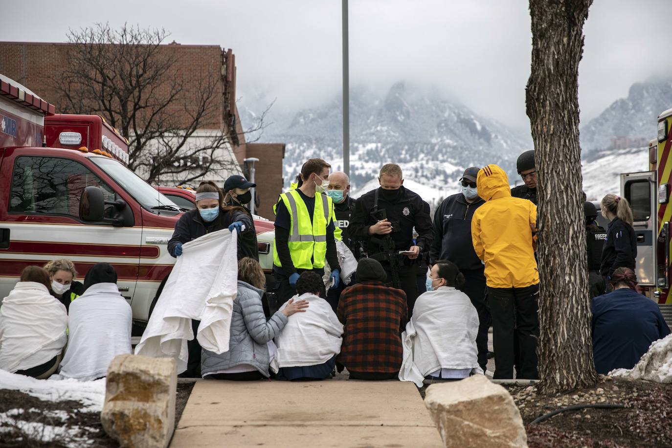 os trabajadores de la salud y los compradores son atendidos después de ser evacuados de una tienda de comestibles King Soopers