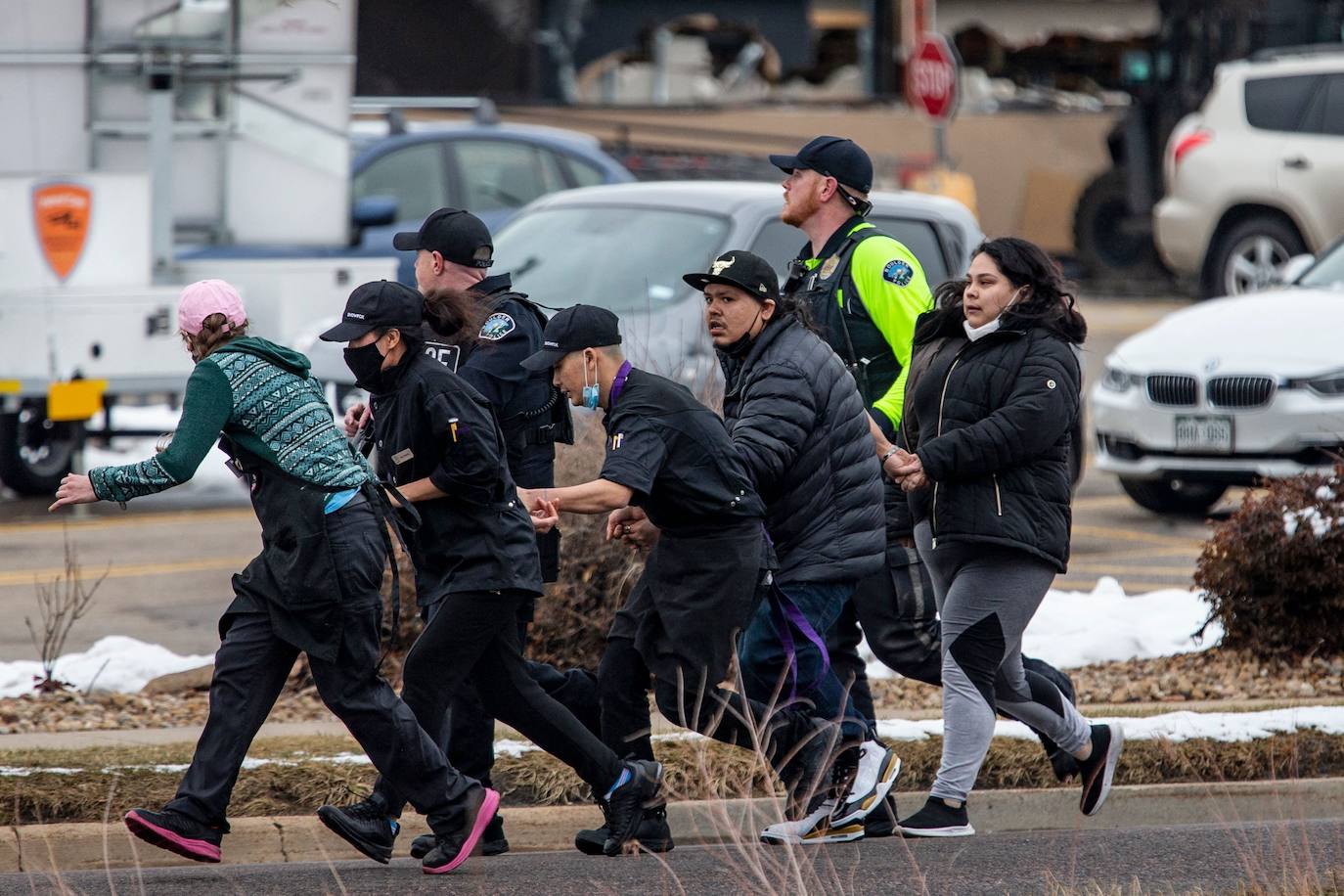 os compradores son evacuados de una tienda de comestibles King Soopers después de que un hombre armado abrió fuego el 22 de marzo de 2021 en Boulder