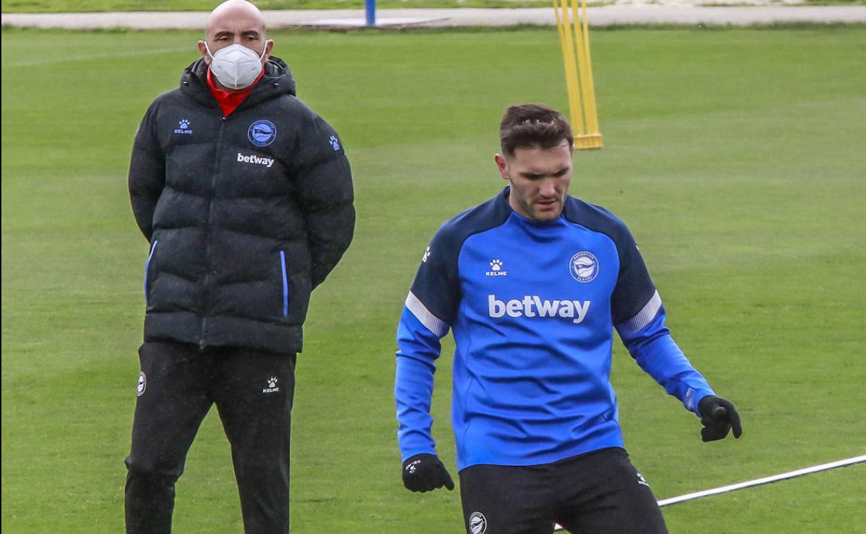 Abelardo observa a Lucas golpear el balón durante una sesión de este mes de marzo. 