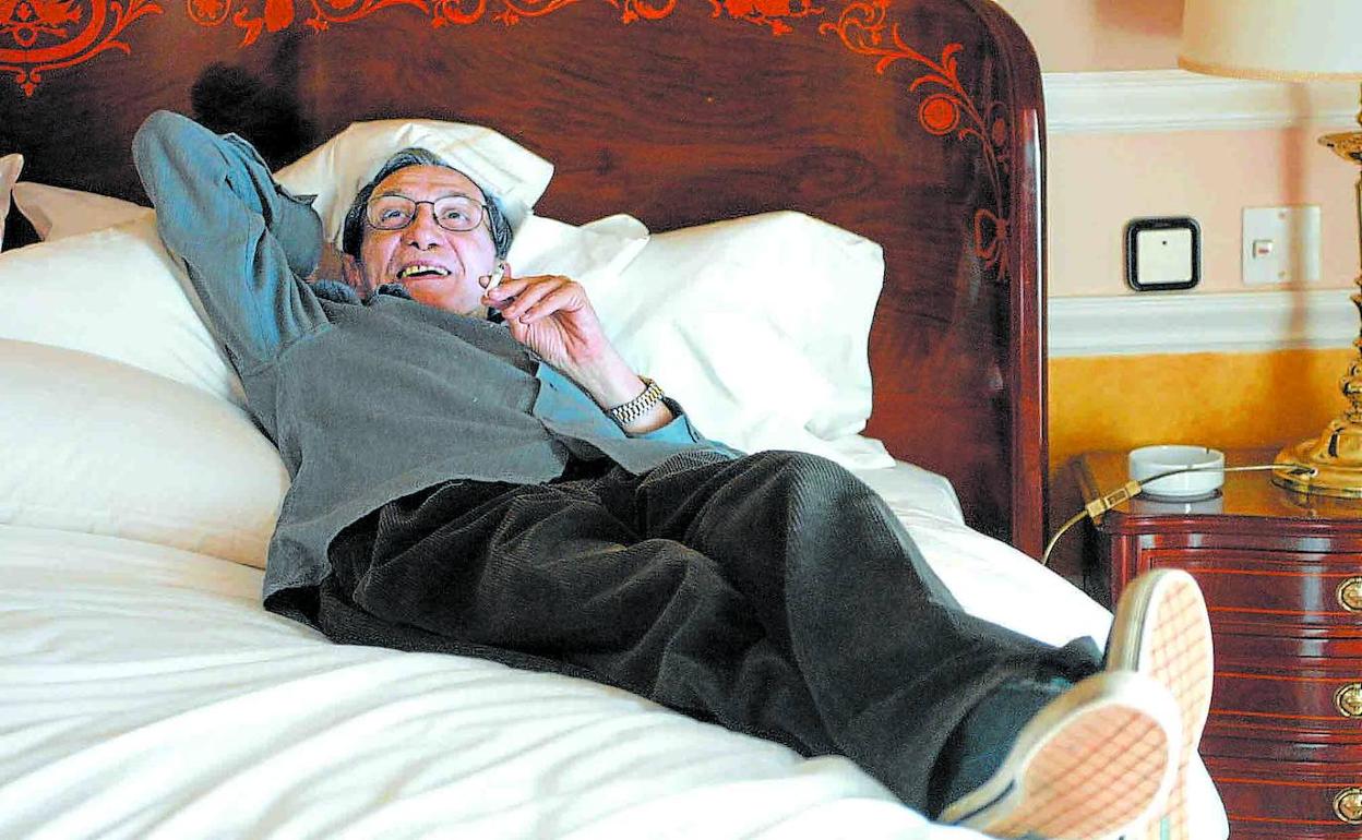 Eloy de la Iglesia, en la habitación de su hotel, durante el Zinemaldia de 2001, en el que fue jurado de la Sección Oficial. 