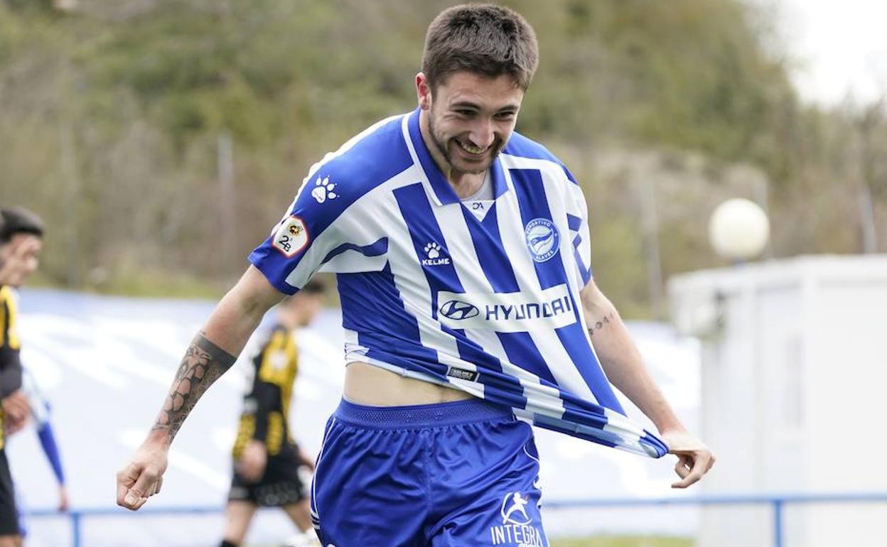 Ekhiotz celebra uno de los goles el domingo en Ibaia. 