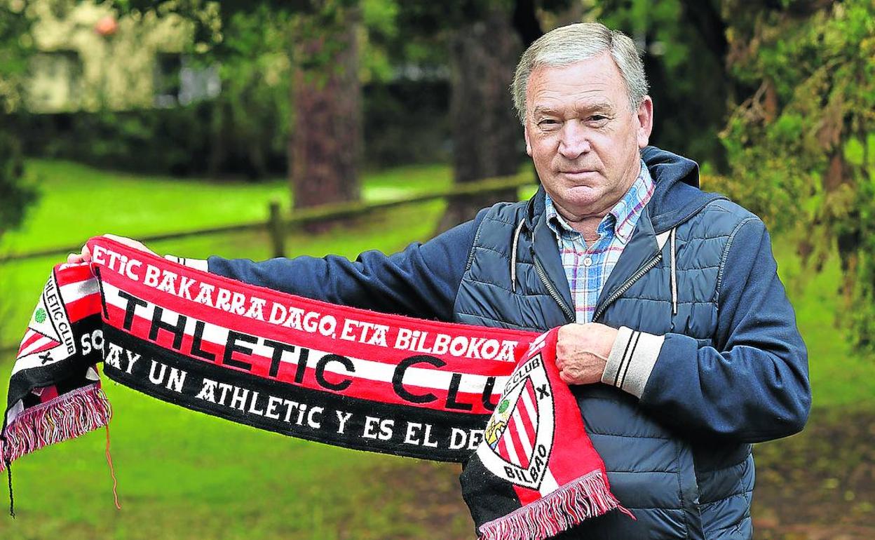 Javier Clemente posa en los jardines del Real Club Golf de Zarauz. 