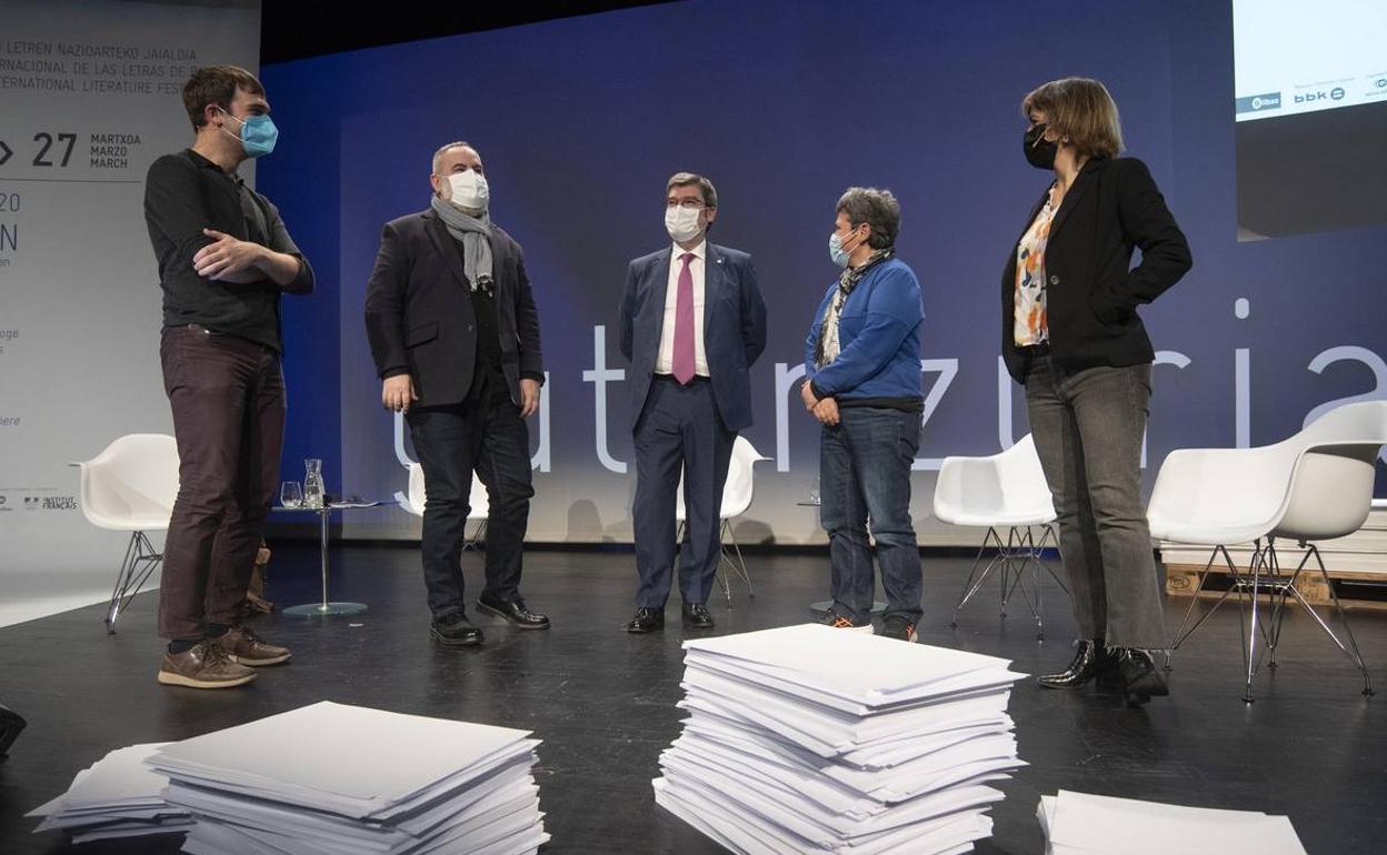 Beñat Sarasola, Fernando Pérez, Juan Mari Aburto, Itxaro Borda y Katixa Agirre en el acto inaugural de Gutun Zuria en Azkuna Zentroa.