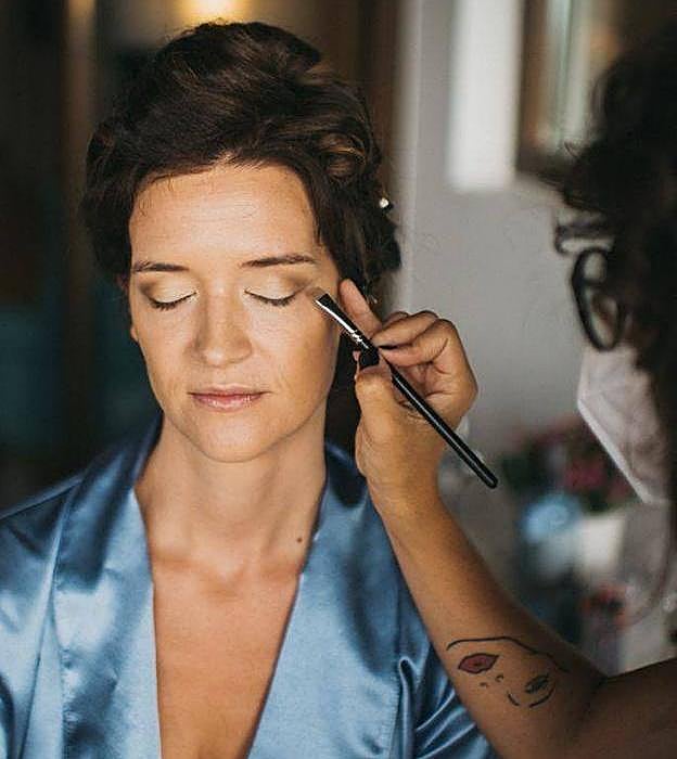Sara Zalop realizando uno de sus maquillajes de novia.
