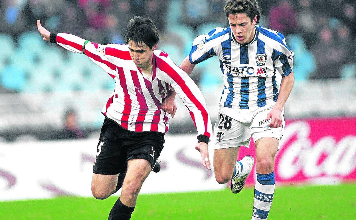 Andoni Iraola trata de escapar del entonces jugador de la Real Sociedad Gorka Elustondo.