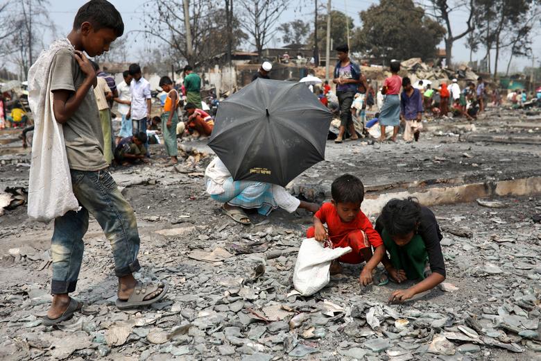 Refugiados rohingya buscan materiales valiosos, como oro, entre las cenizas.