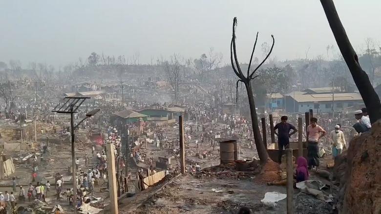 Las secuelas de un incendio en el campo de refugiados de Rohingya Balukhali en Cox's Bazar, Bangladesh.