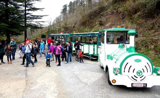 Los usuarios del tren de Arditurri abandonan la unidad al llegar a la vieja mina.