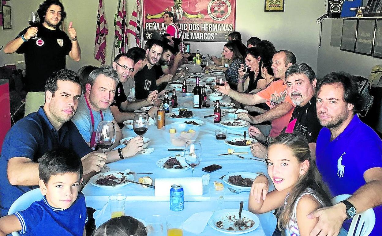 Confraternización. Los integrantes de la peña sevillana suelen organizar comidas y encuentros con familiares y amigos.