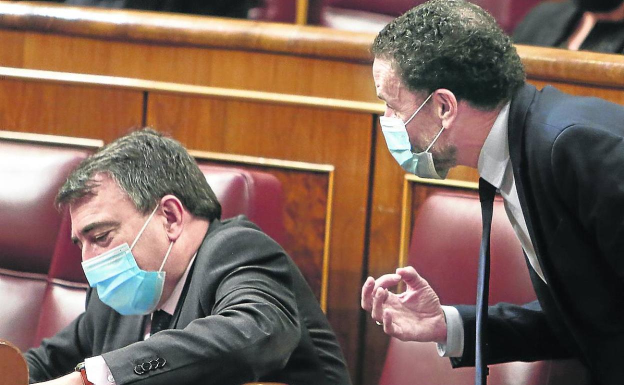 El aún portavoz de Cs, Edmundo Bal, se dirige a Aitor Esteban durante el pleno del Congreso de ayer. 