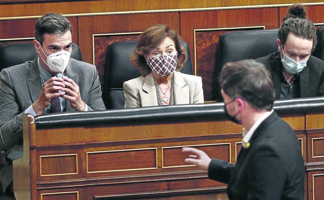 Gabriel Rufián pasa por delante de Pedro Sánchez, Carmen Calvo y Pablo Iglesias en el Congreso. 