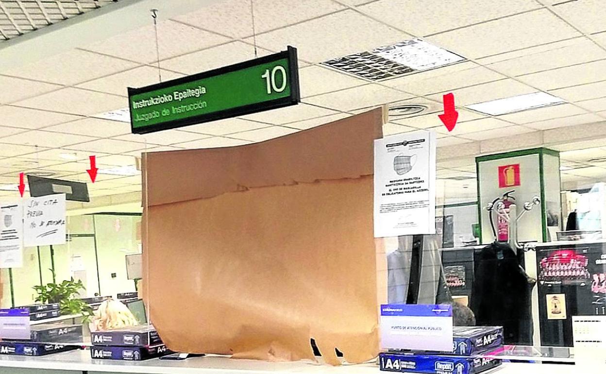 Imagen del mostrador de atención al público de un juzgado de Bilbao, con mamparas de papel. 