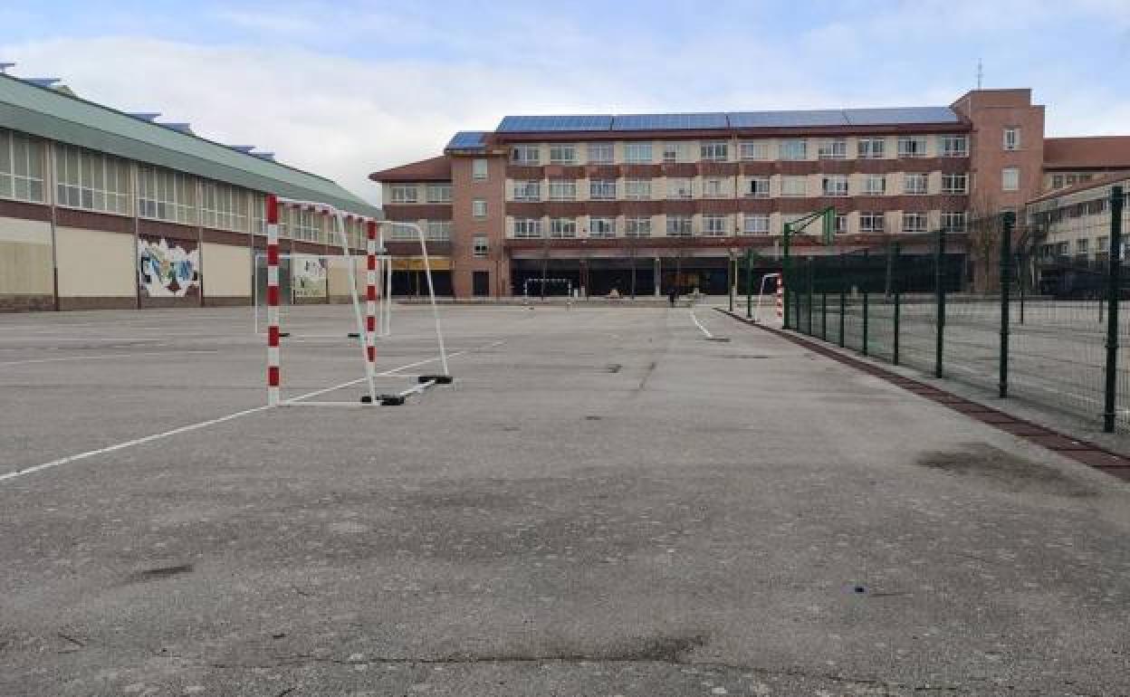 El patio donde jugaba la niña cuando recibió el disparo. 