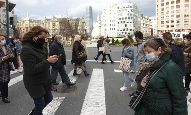 Urkullu se cubre y condiciona las nuevas restricciones en Semana Santa a un repunte