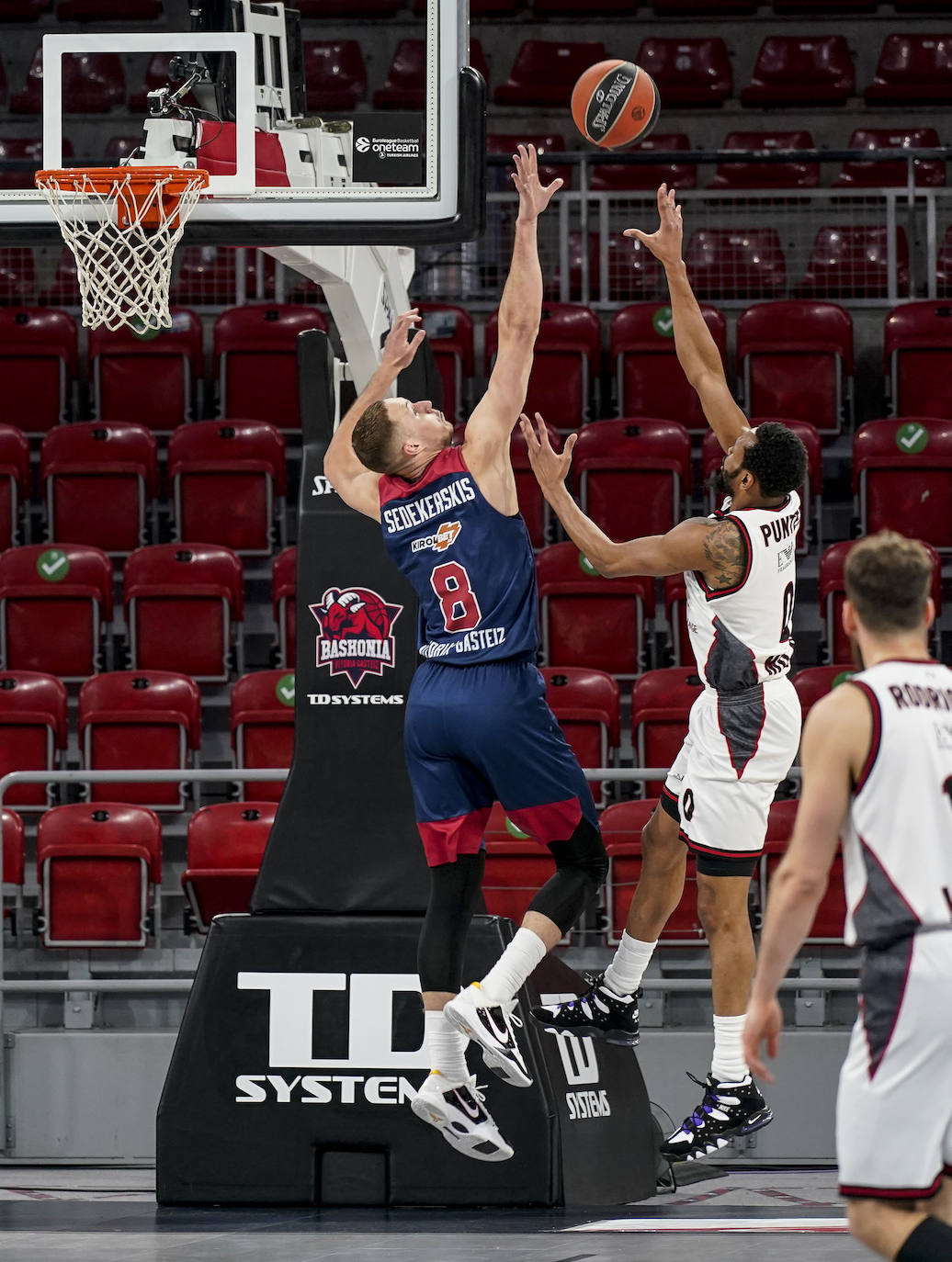 Fotos: Las mejores imágenes del Baskonia - Milán