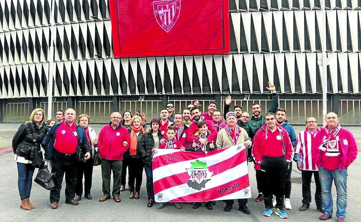 En el templo. Los integrantes de la peña del Athletic de Montijo posan en un viaje a Bilbao delante de San Mamés.