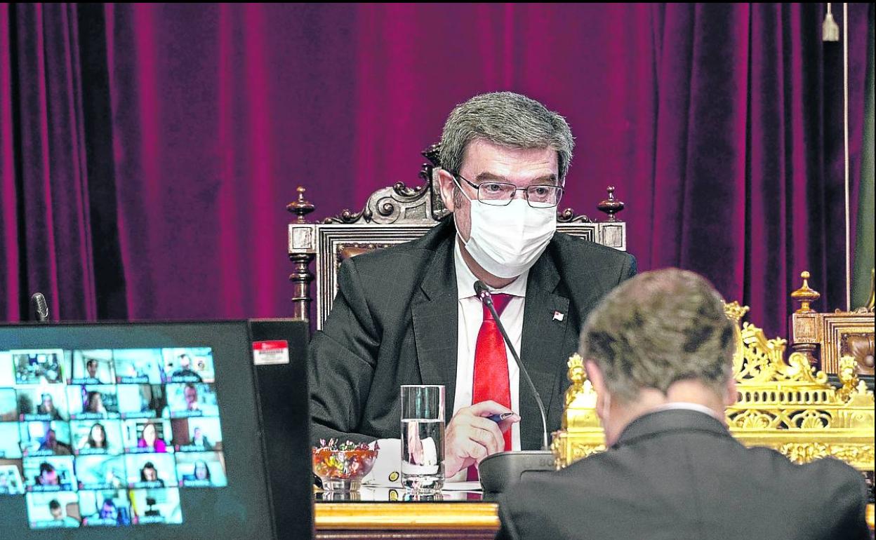 El alcalde, Juan Mari Aburto, durante el pleno de ayer, que volvió a ser semipresencial. 