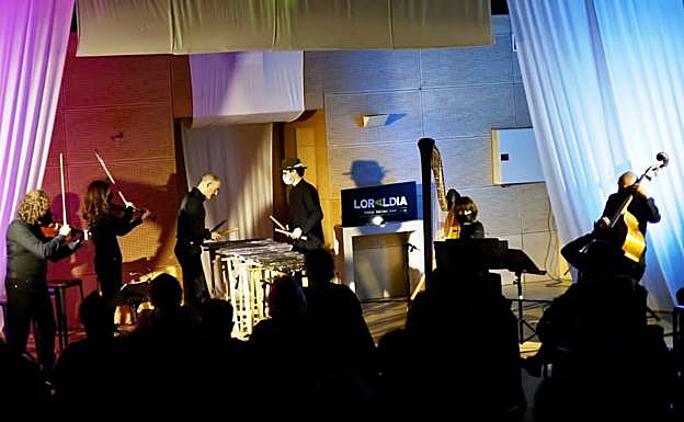 El sexteto a un palmo del público. 