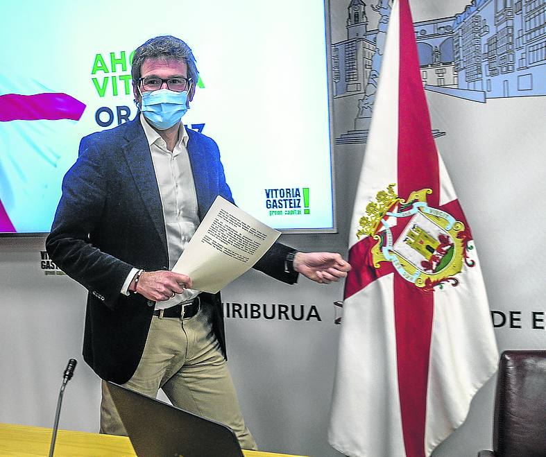 El alcalde Urtaran, con la bandera de Vitoria. 
