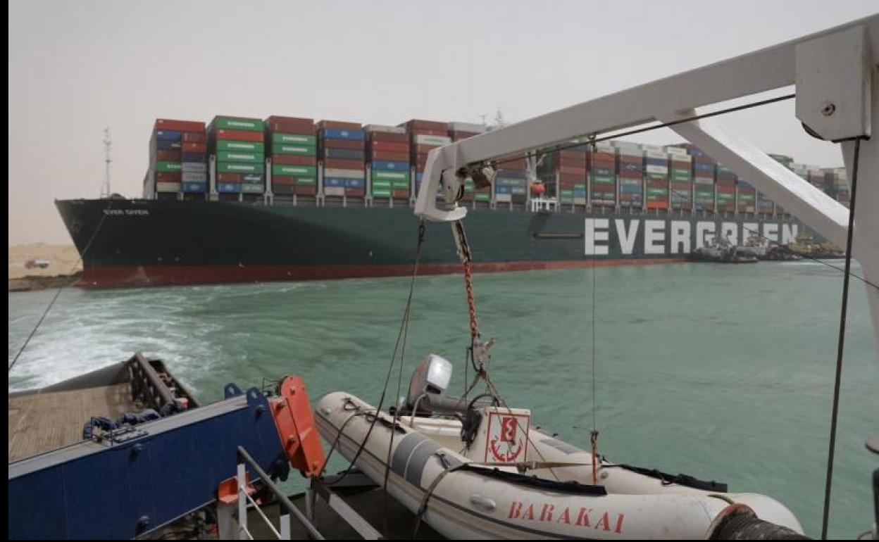 El portacontenedores Ever Given, atravesado en el canal de Suez 