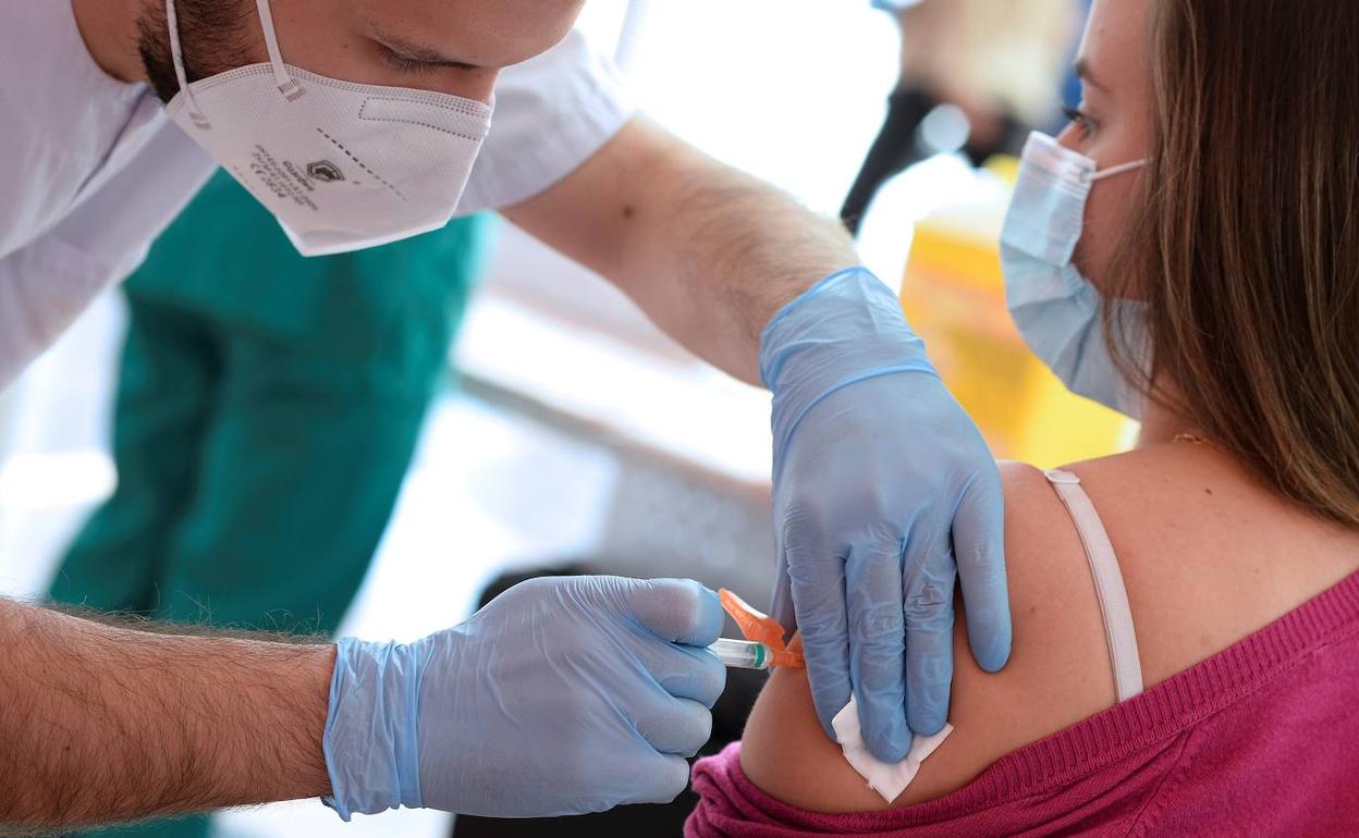 Un sanitario pone una dosis de la vacuna contra la covid-19 en un centro de salud de Valladolid.