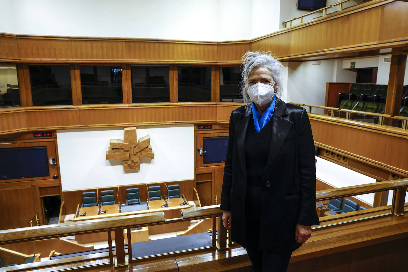 La escultura 'Izaro' se encuentra sobre la mesa del Parlamento vasco del que es su símbolo.