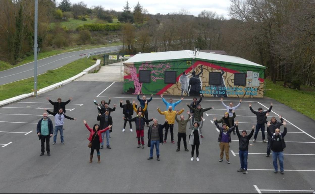 Orotara 18 bertsolarik osatutako 9 bikote arituko dira nor baino nor final laurdenetan, 6 bikote finalerdietan eta 3 bertsolari bikote finalean. 