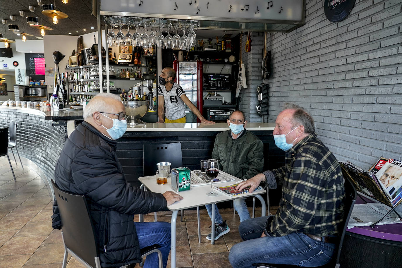 Tres vecinos de Nanclares, en la mesa de un bar de la localidad.