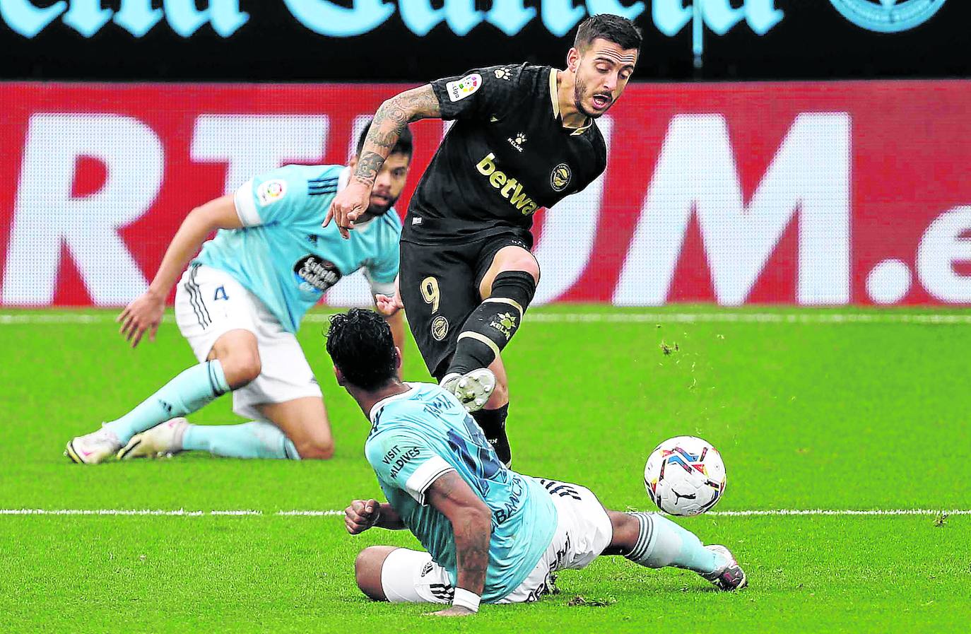 Renato Tapia bloquea un disparo de Joselu en el partido de la primera vuelta en Balaídos, con victoria 2-0 para el Celta