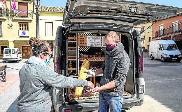 La vida sigue. Víctor, panadero de Oion, llega con su furgoneta a Elvillar donde debido al cierre perimetral prevé que va a vender más producos ya que sus vecinos no pueden salir sin causa justificada. 