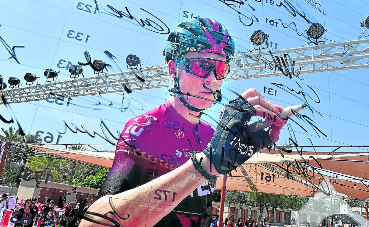 Chris Froome, en un control de firmas de la Volta, que se disputó la pasada semana. 