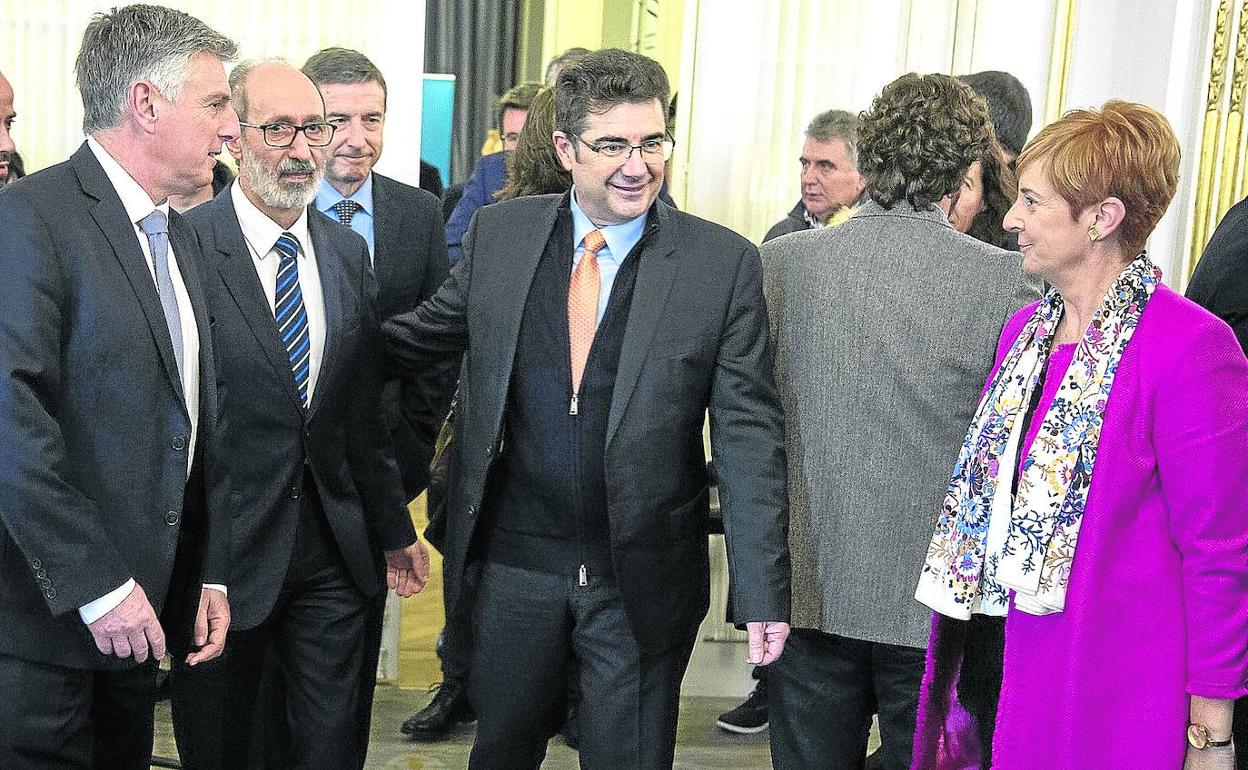 Tapia pide a los directivos de Euskaltel que reinviertan su bonus millonario