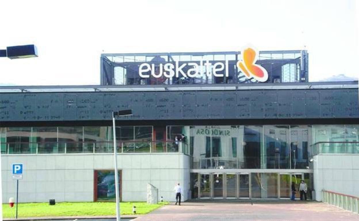 Los trabajadores de Euskaltel reclaman no especular y mantener el empleo