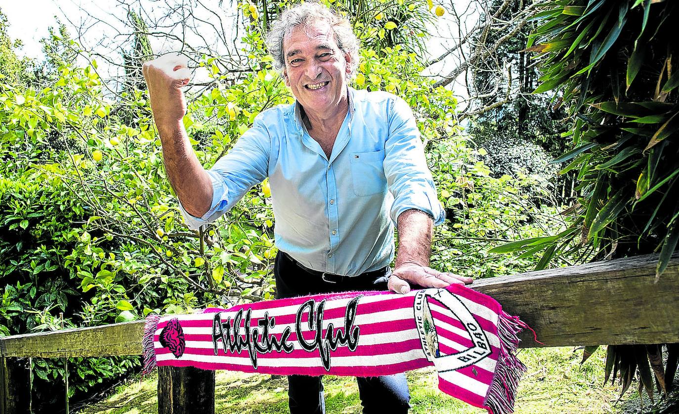 Zaldua posa con la bufanda del Athletic en los jardines de su restaurante Baserri Maitea.