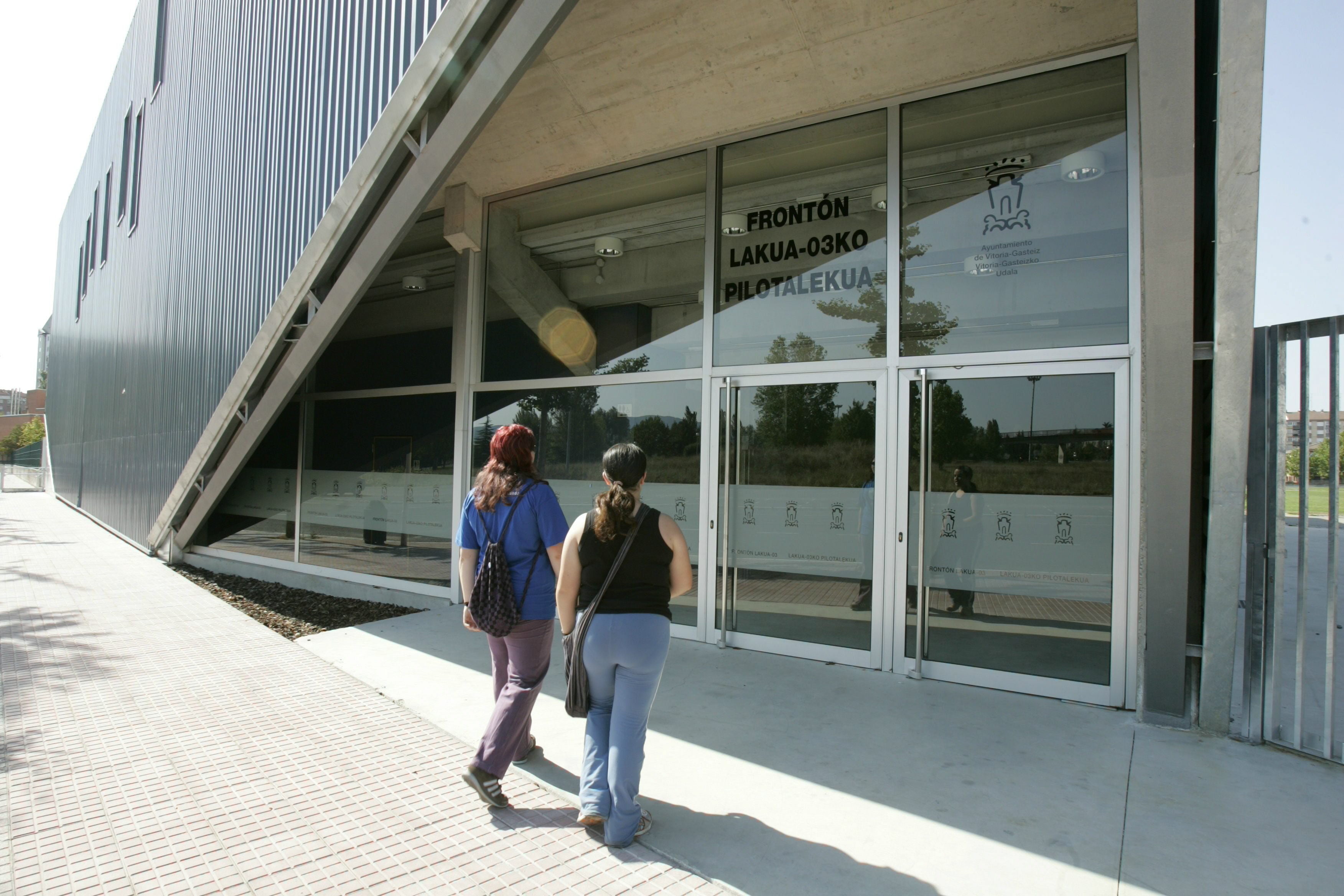 La OSI Araba prepara el frontón de Lakua para convertirlo en 'vacunódromo'