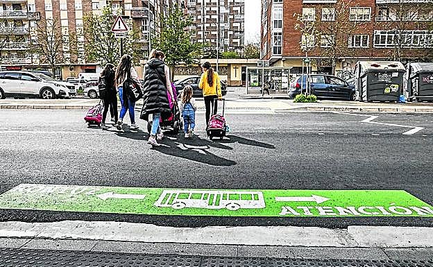Señalización sobre el asfalto en la calle Jacinto Benavente.