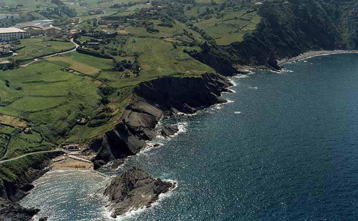 Euskaltzaindia actualiza el nombre de un centenar de arenales y calas del litoral vasco
