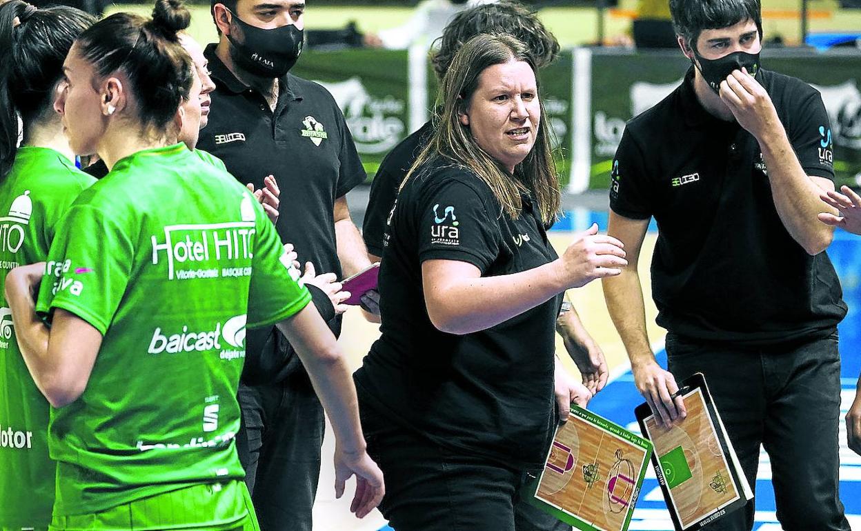 La entrenadora alavesa, pizarra en mano, durante el partido en Mendizorroza ante el Valencia.