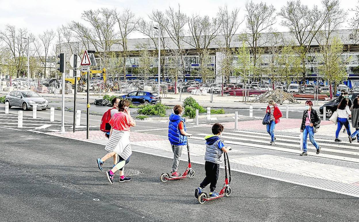 El BEI circulará con prioridad sobre los peatones en el muy concurrido paseo hacia Armentia. «Nos pone la piel de gallina», admiten los vecinos.