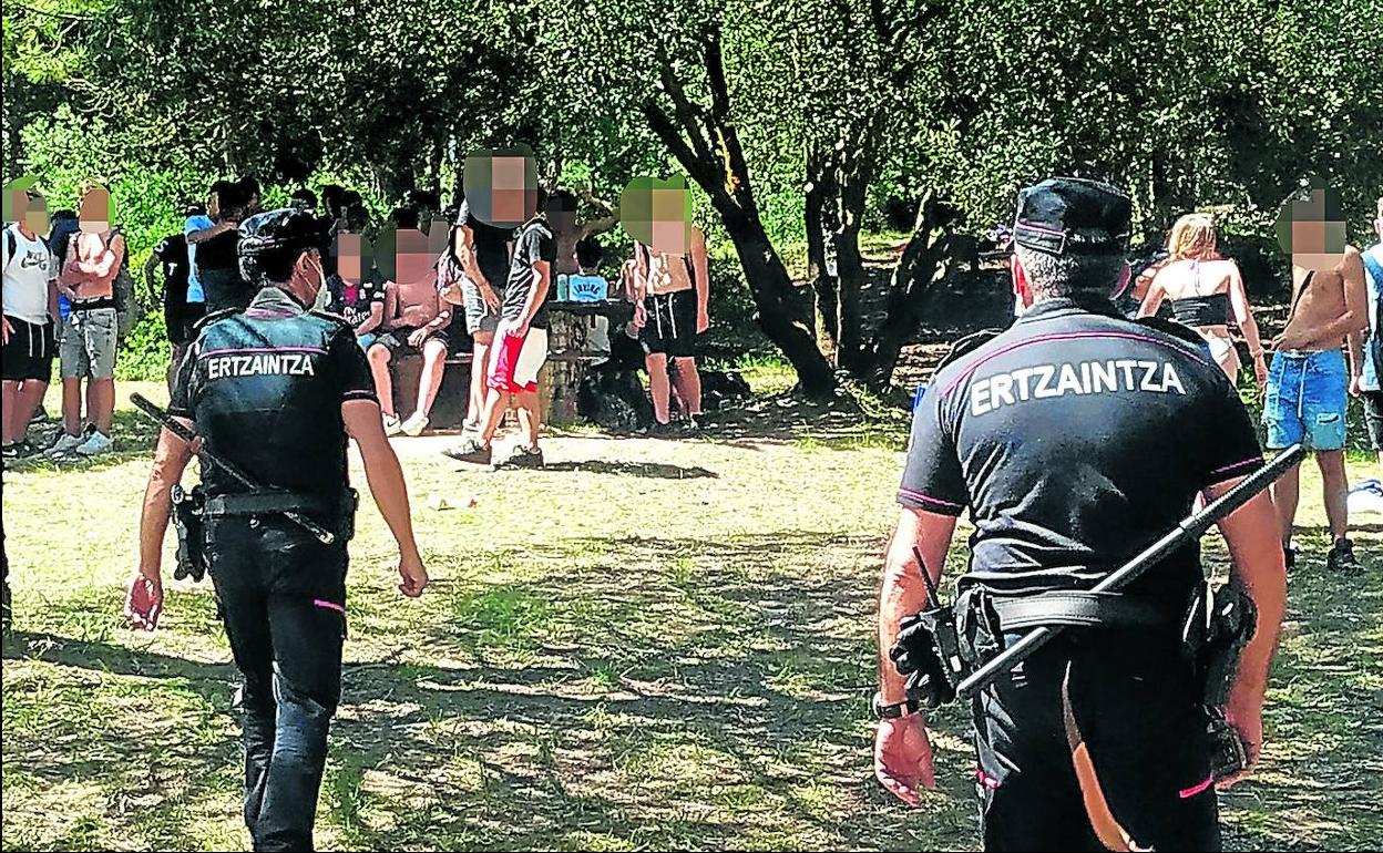 Agentes de la Ertzaintza desalojan el pinar de Gorliz tras una aglomeración de jóvenes el pasado verano.