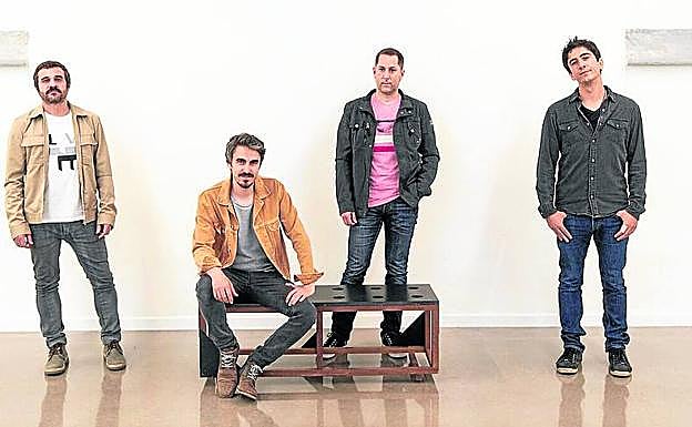 Imagen principal - Arriba, Erabatera. Abajo, izquierda, 'Naiperas, una memoria viva'. Derecha, 'Amor y humor'.