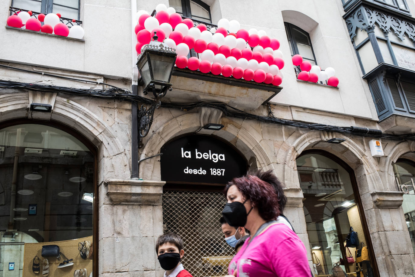 Balcones rojiblancos en Bilbao.