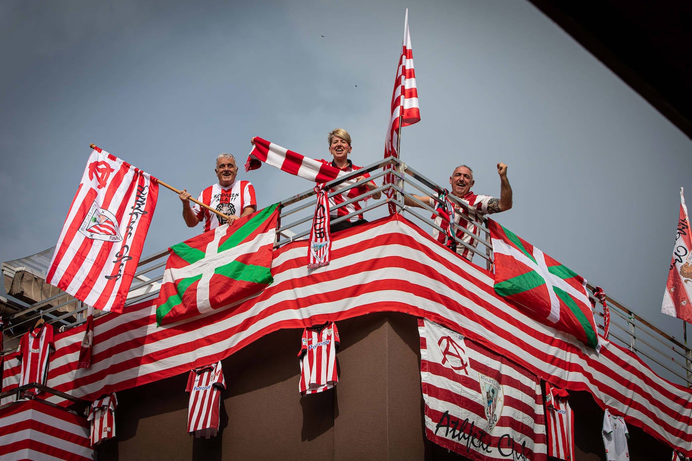 Fotos: Ambiente del Athletic en los balcones de Bizkaia