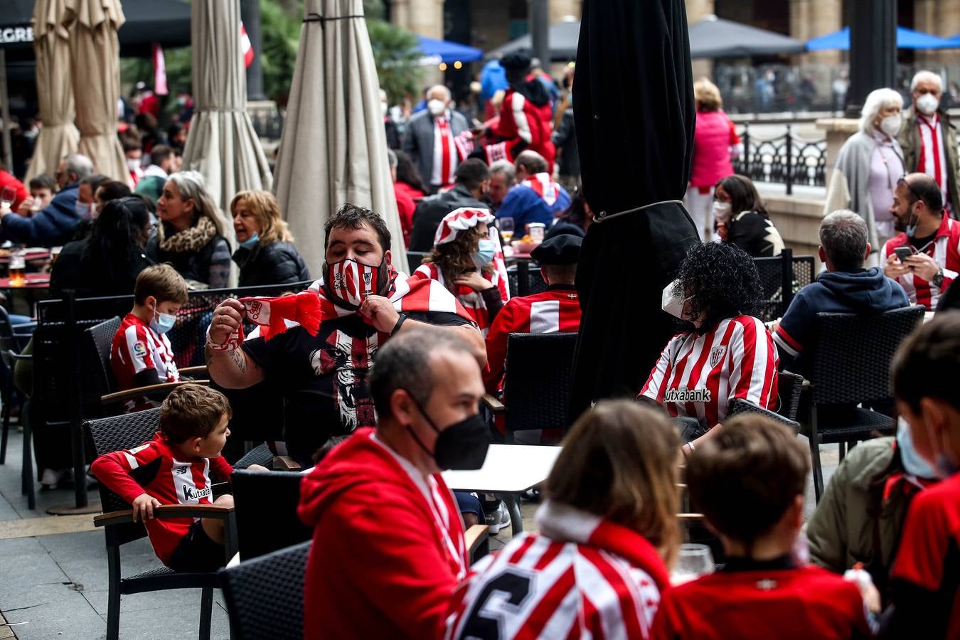 Fotos: Ambiente del Athletic en los balcones de Bizkaia