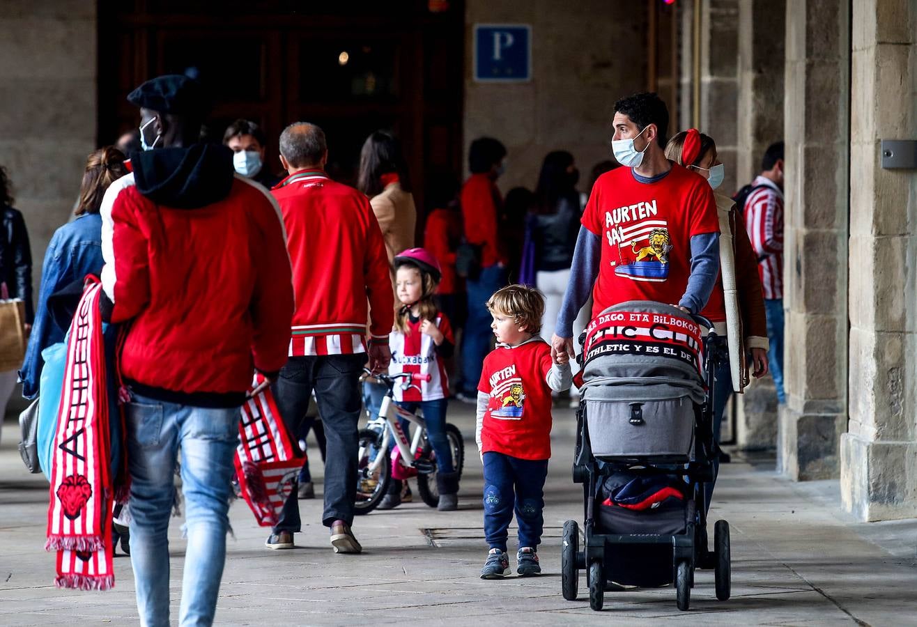 Fotos: Ambiente del Athletic en los balcones de Bizkaia