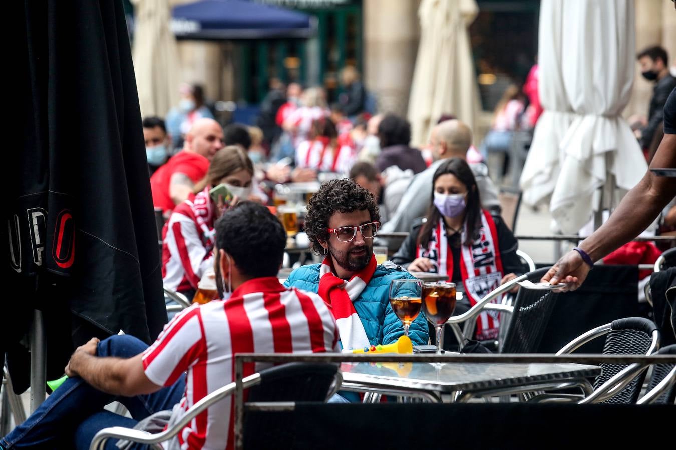 Fotos: Ambiente del Athletic en los balcones de Bizkaia